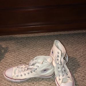 Converse size women’s 10 and men’s 8